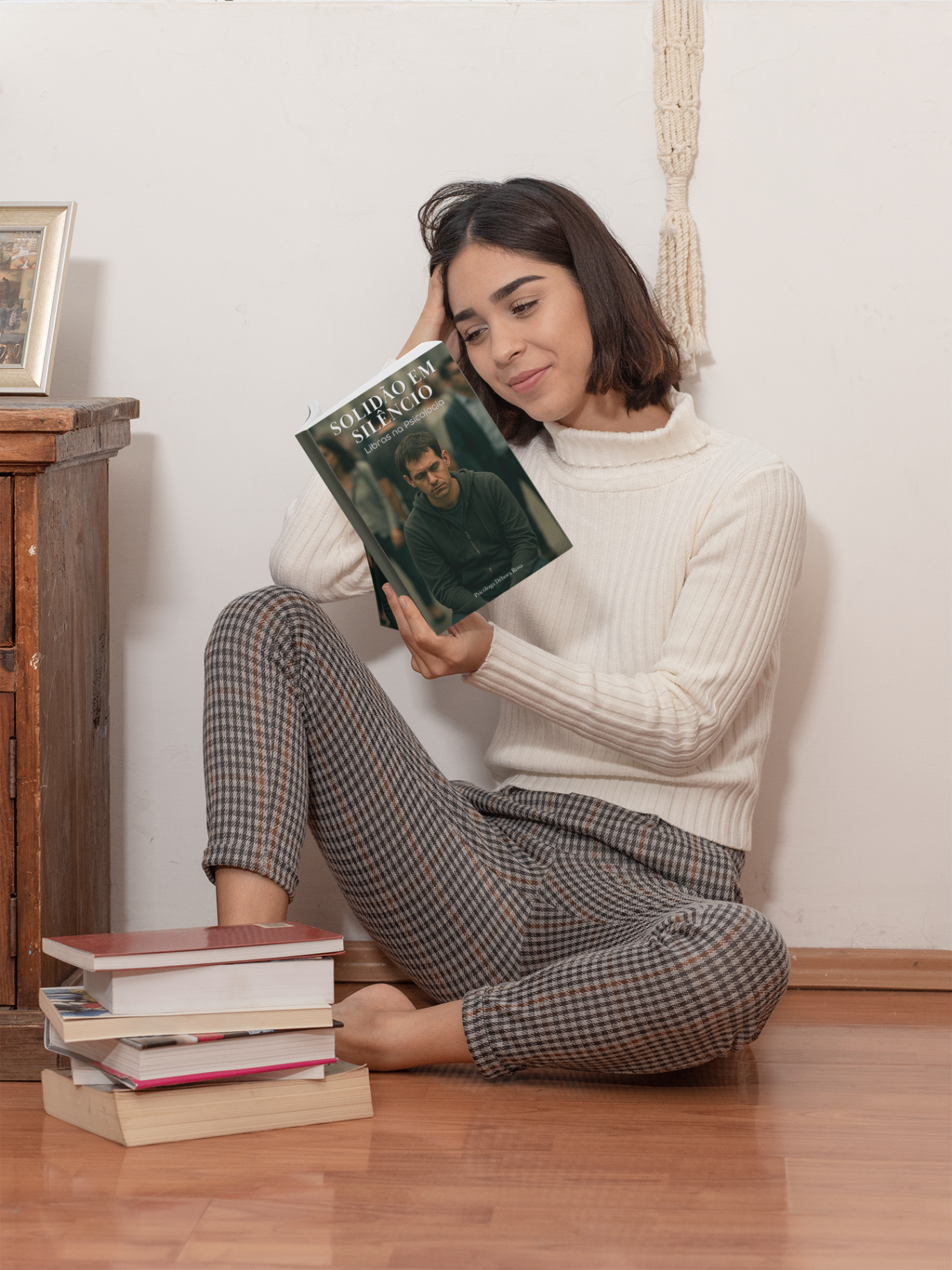 Leitora segurando o livro Solidão em Silêncio